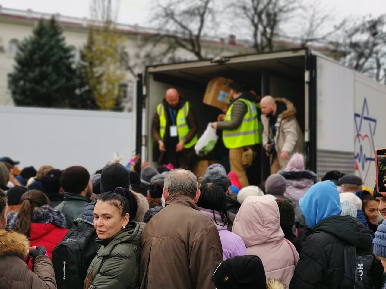 Видача гуманітарної допомоги у Херсоні