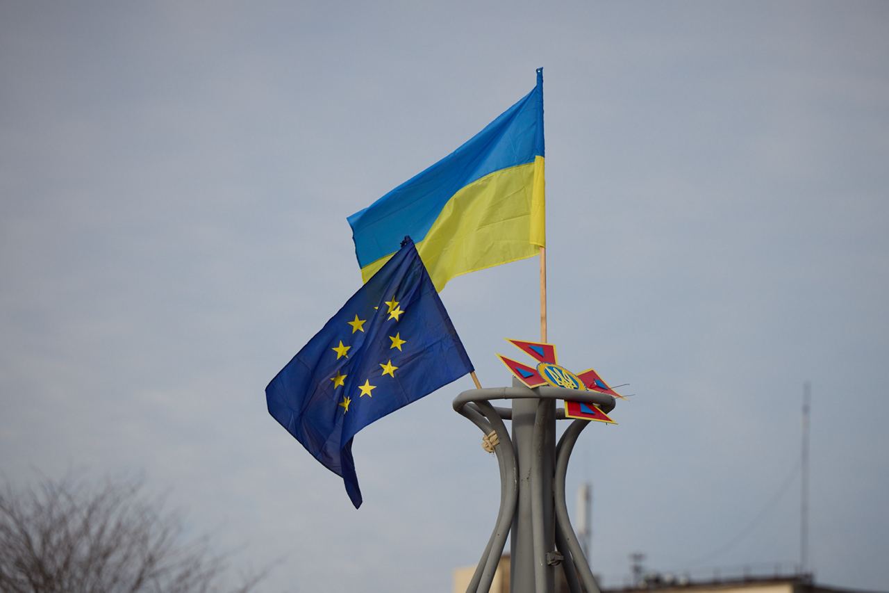 Прапори України та Європейського Союзу в Херсоні