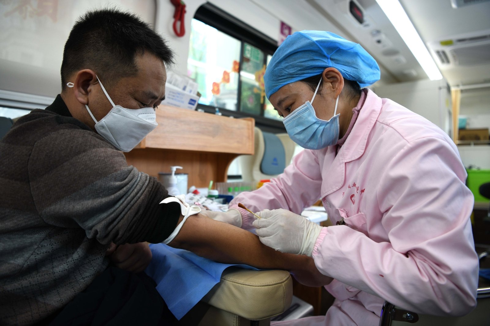 Новый вирус в японии. Врачи в Китае коронавирус. Прививки в Таиланд. Вакцинация в Китае.