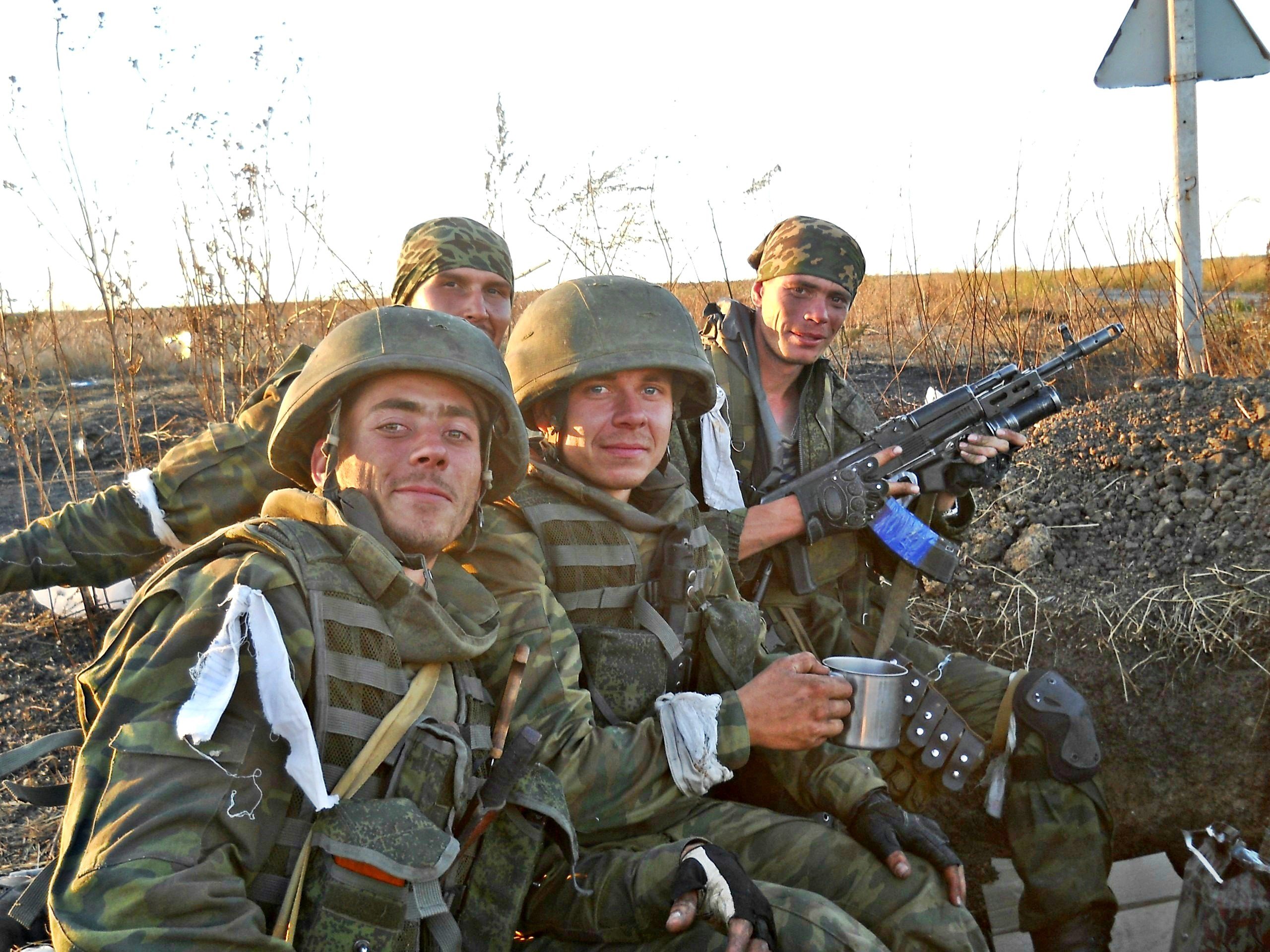 Посмотря вперед пятеро солдат. 31 Бригада ВДВ на Донбассе. Российские десантники на Донбассе. Российский солдат. Военные на Украине российские войска.